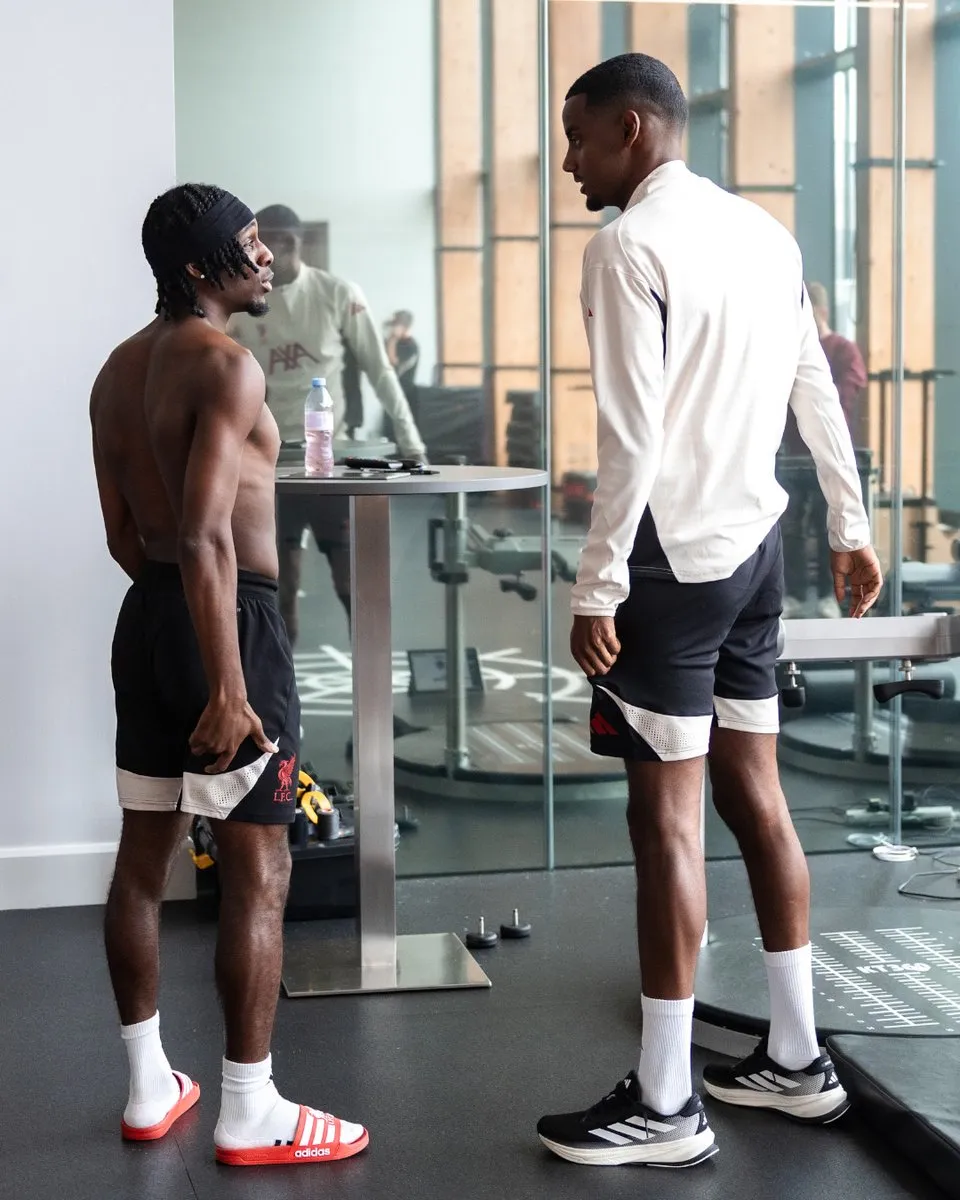 manbetx万博-新人入队，利物浦官方发布弗林蓬与伊萨克互动照片