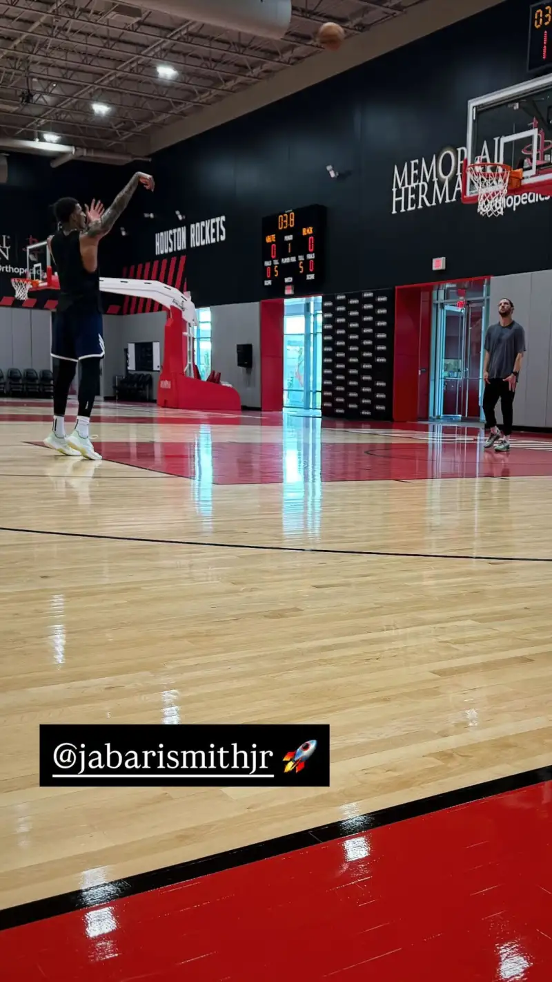 manbetx万博-努力加练！贾巴里-史密斯在社媒上晒出自己的投篮训练照