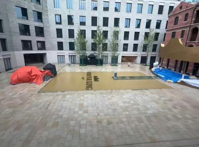 网友分享明日詹姆斯中国行上海站现场布置 已竖起巨大皇冠logo