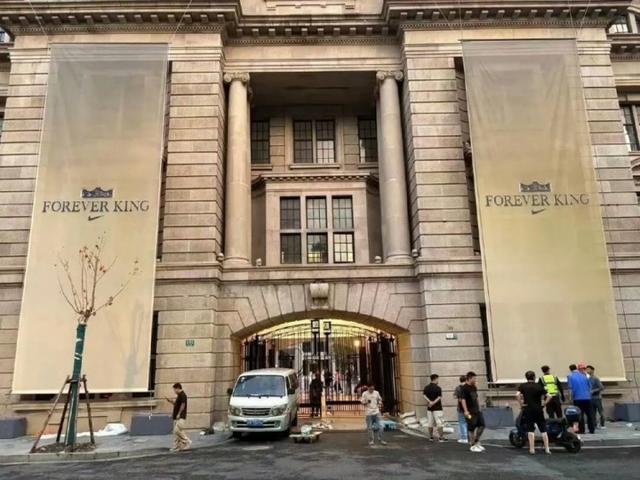 网友分享明日詹姆斯中国行上海站现场布置 已竖起巨大皇冠logo