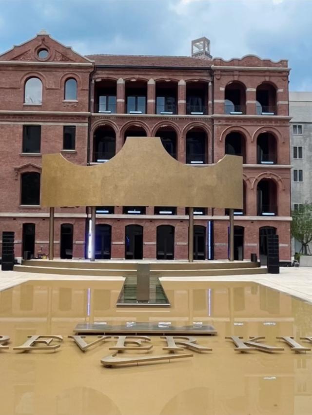 网友分享明日詹姆斯中国行上海站现场布置 已竖起巨大皇冠logo