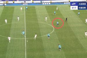 manbetx万博官网-伊万考虑下?大连英博单后腰廖锦涛攻防一体,吧友打分9.6分!